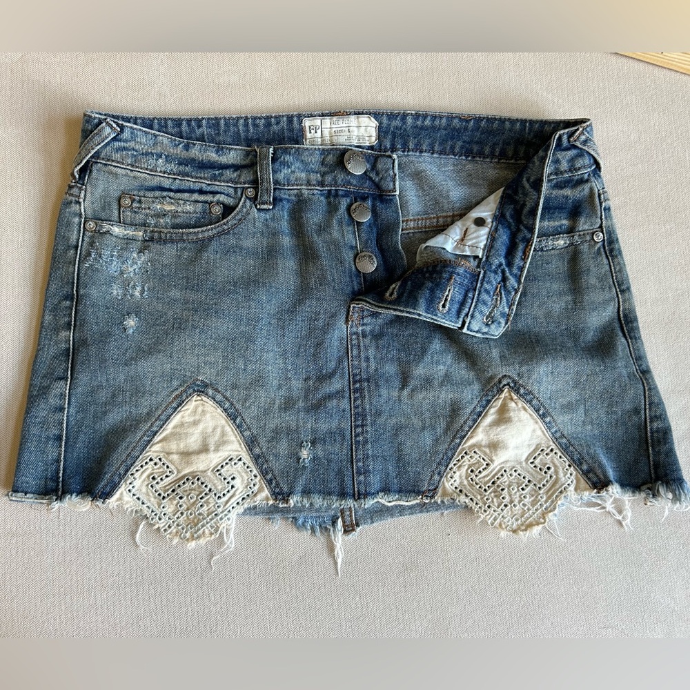 FREE PEOPLE Skirt TIRE SWING MINI Ripped Denim Handkerchief Lace Hem Size 6